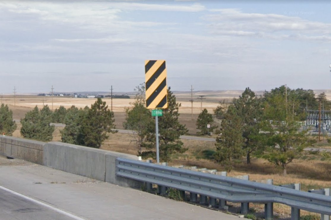 Interstate overpass bridge marker